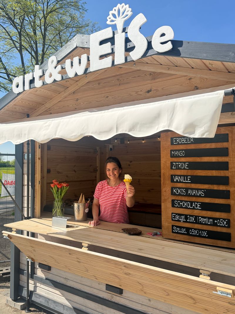 Eine Frau hält ein Eis in der Hand.